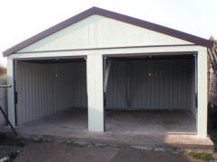 Montovaná garáž s omítkou a sedlovou střechou