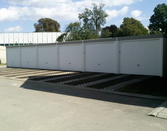 10 ks betonové řadové garáže s podlahou 298x5980 cm