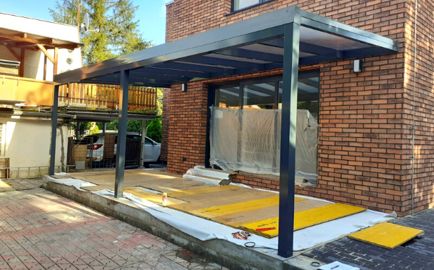 Zahradní pergola blízko Prahy