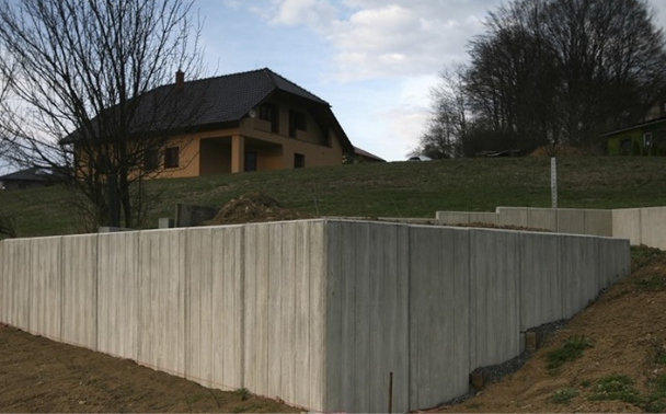 Stavba betonových opěrných zdí šetří především finance