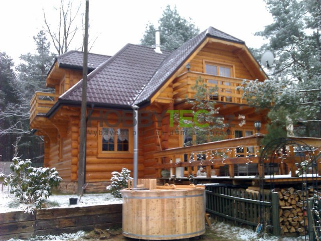 Dřevěná venkovní vířivka