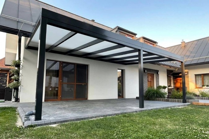 Elegantní hliníková pergola ke zdi