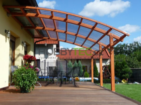 Dřevěná pergola Wood ARC je vyrobena z kvalitního lepeného dřeva a její zastřešení je imitací tašek průhledným vlnitým lexanem.