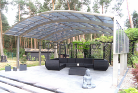 Zastřešení terasy PJR je moderní hliníková pergola se stíněním.