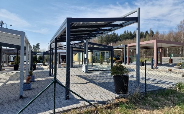 Fotovoltaické zahradní stavby v našem showroomu