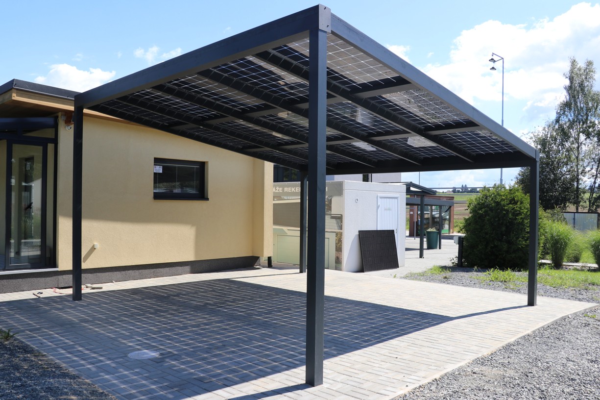 Hliníkové zastřešení s fotovoltaickými panely