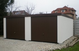 Montovaná garáž s omítkou a plochou střechou