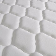 Bílá postel zahnutá z umělé kůže + matrace paměťová pěna 180 x 200 cm