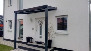 Vchodová stříška MONARK se sloupy a bezpečnostním sklem