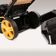 Riwall PRO RPM 4630 B multifunkční travní sekačka 4 v 1 s benzinovým motorem a pojezdem