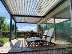 Bioklimatická pergola SEESKY kotvená do domu