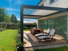 Bioklimatická pergola SEESKY kotvená do domu