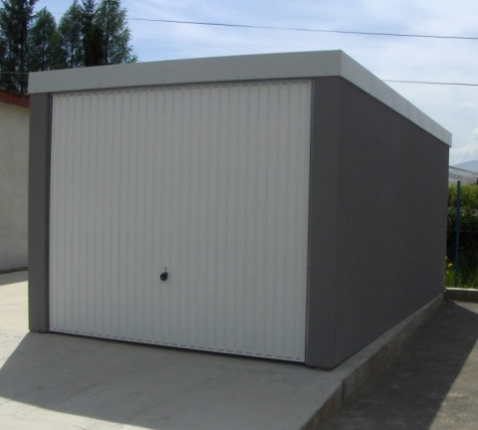 Montovaná garáž s omítkou a plochou střechou